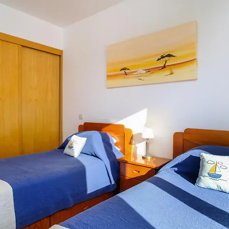 Beautiful Two Bedroom In Marina With Shared Pool *