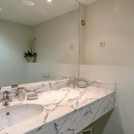Beautiful Two Bedroom In Marina With Shared Pool Lagos