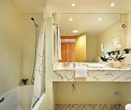 Beautiful Two Bedroom In Marina With Shared Pool