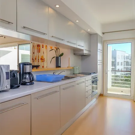 Beautiful Two Bedroom In Marina With Shared Pool