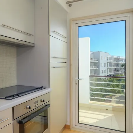 Beautiful Two Bedroom In Marina With Shared Pool Apartment *