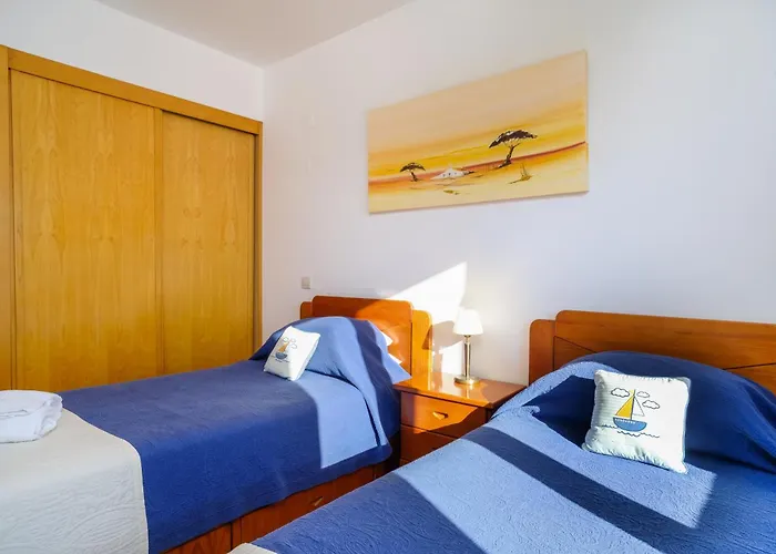 Beautiful Two Bedroom In Marina With Shared Pool *