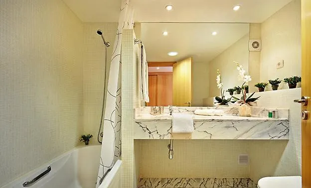 Beautiful Two Bedroom In Marina With Shared Pool