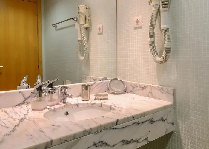 Beautiful Two Bedroom In Marina With Shared Pool