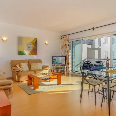 Beautiful Two Bed In Marina With Shared Pool *