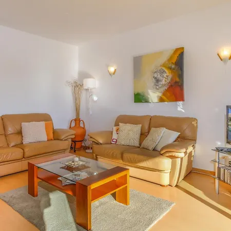 Beautiful Two Bed In Marina With Shared Pool