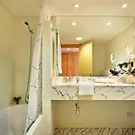 Beautiful Two Bedroom In Marina With Shared Pool