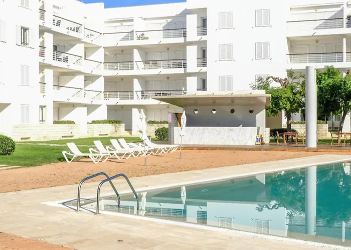 Beautiful Two Bedroom In Marina With Shared Pool