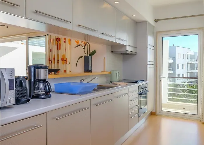 Beautiful Two Bedroom In Marina With Shared Pool