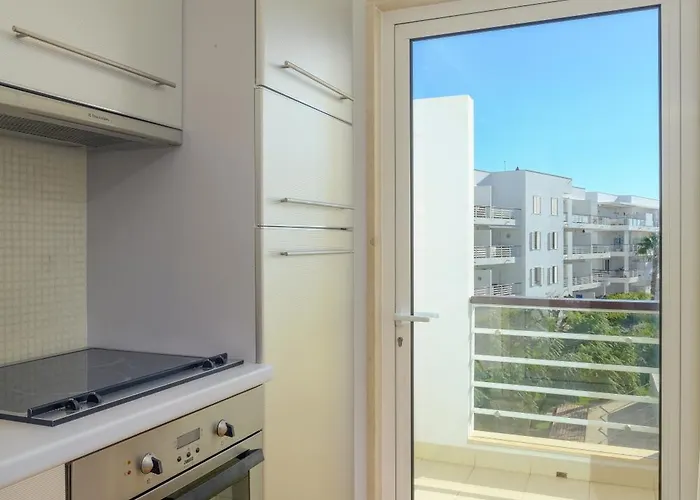 Beautiful Two Bedroom In Marina With Shared Pool Apartamento *