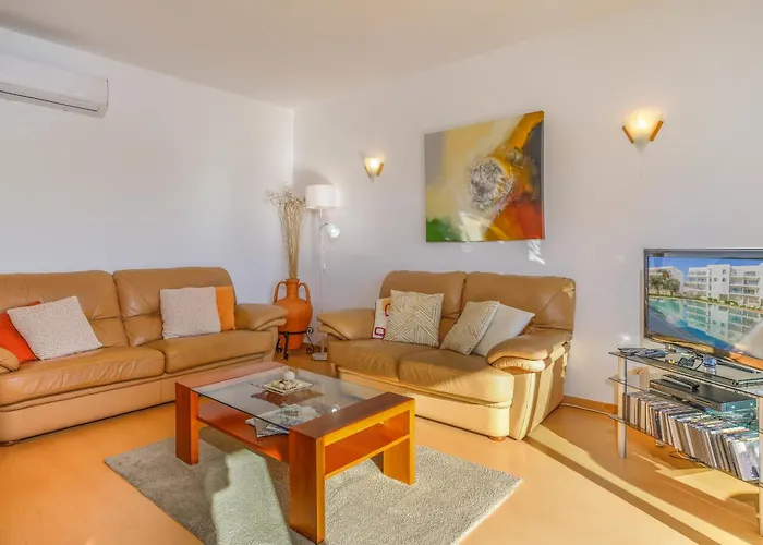 Beautiful Two Bedroom In Marina With Shared Pool