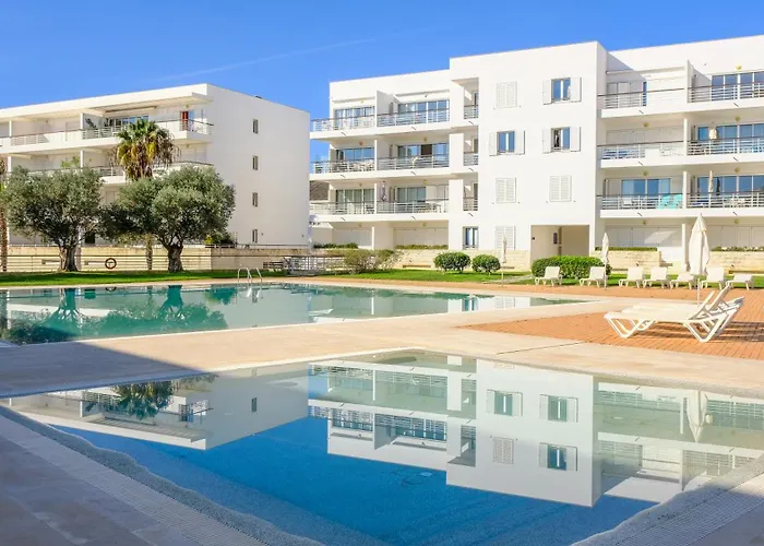 Beautiful Two Bedroom In Marina With Shared Pool *