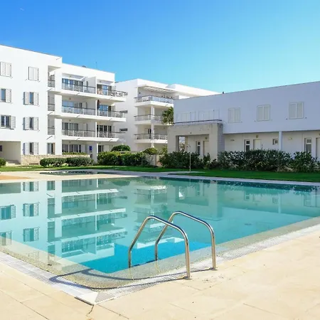 Апартаменты Beautiful Two Bedroom In Marina With Shared Pool *